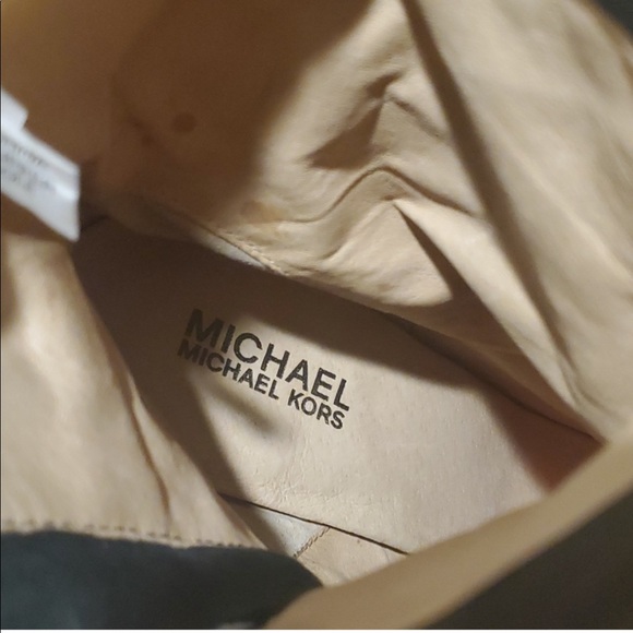 Like new Michael Kors boots size 9 leather - Picture 5 of 10